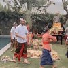 7 Potret Reza Rahardian Pakai Baju Adat Bali Saat Penyucian Villa, Gagah Banget