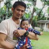 6 Potret Rizki DA Momong Baby Syaki, Netizen Doakan Segera Rujuk dengan Nadya Mustika