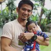 6 Potret Rizki DA Momong Baby Syaki, Netizen Doakan Segera Rujuk dengan Nadya Mustika