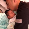 8 Pose Kocak Artis Saat Tidur dengan Anaknya, Ayah Idaman Banget!