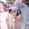 10 Momen Tasyakuran 4 Bulan Anak Arief Muhammad dan Tiara Pangestika yang Serba Pink