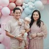 10 Momen Tasyakuran 4 Bulan Anak Arief Muhammad dan Tiara Pangestika yang Serba Pink