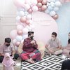 10 Momen Tasyakuran 4 Bulan Anak Arief Muhammad dan Tiara Pangestika yang Serba Pink