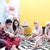 10 Momen Tasyakuran 4 Bulan Anak Arief Muhammad dan Tiara Pangestika yang Serba Pink