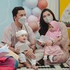 10 Momen Tasyakuran 4 Bulan Anak Arief Muhammad dan Tiara Pangestika yang Serba Pink