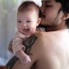 7 Potret Randy Pangalila Pas Momong Anak, Badan Kekarnya Bikin Salfok