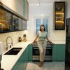 9 Ide Hadirkan Dapur Kecil Elegan Penuh Fungsi ala Sharena Delon, Bisa Jadi Inspirasi nih!