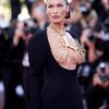 Potret Bella Hadid Tampil Terbuka di Festival Film Cannes, Bagian Dada Cuma Ditutupi Kalung!