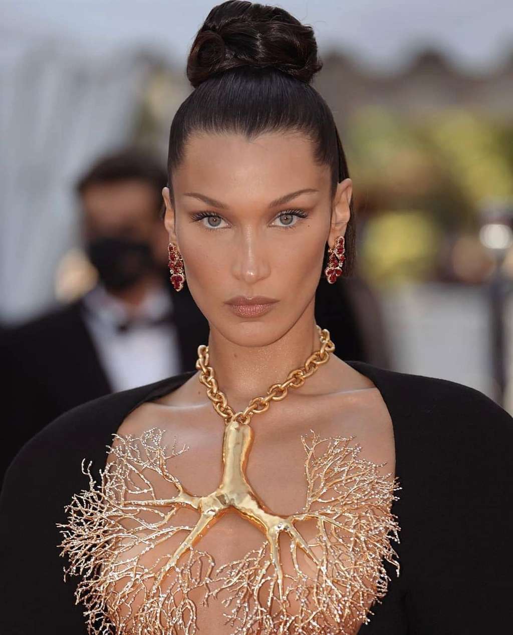 Potret Bella Hadid Tampil Terbuka di Festival Film Cannes, Bagian Dada Cuma Ditutupi Kalung!