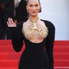Potret Bella Hadid Tampil Terbuka di Festival Film Cannes, Bagian Dada Cuma Ditutupi Kalung!