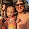 6 Potret Vanessa Angel Momong Baby Gala, Pakai Baju Minim Sambil Pamer Body Goals