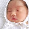 8 Potret Baby Gianna, Anak Pertama Dion Wiyoko yang Cantik dan Gemesin Banget!