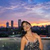 11 Potret Rita Nurmaliza, Bak Gitar Spanyol Berlenggang di Balkon Apartemen Mewahnya!