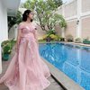 7 Potret Cinta Kuya Pakai Gaun Warna Pink, Parasnya Bikin Pangling