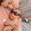 10 Potret Baby Ukkasya Pakai Kaca Mata Hitam, Gayanya Seperti Bos Kecil!
