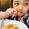 Lidah Indonesia Banget, Ini 8 Potret Arsy Hermansyah yang Doyan Makan Peyek Hingga Sayur Asem!