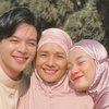6 Potret Ibu Dinda Hauw, Sosok yang Selalu Mendukung di Balik Kesuksesan Putrinya