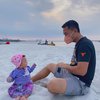 7 Potret Zaskia Gotik dan Sirajuddin Ajak Baby Arsila Main ke Pantai, Keasyikan Main Pasir!