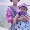 7 Potret Zaskia Gotik dan Sirajuddin Ajak Baby Arsila Main ke Pantai, Keasyikan Main Pasir!