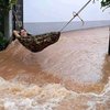 7 Kelakuan Orang Kelewat Santuy saat Banjir, Bikin Geleng-Geleng Kepala