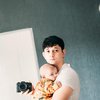 Ini 9 Potret Andrew Andika Momong Baby Ehsan, Penuh Tantangan dan Kebahagiaan sebagai Ayah