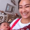 Momen Iis Dahlia Momong Baby Syaki, Bulu Kumisnya Semakin Melorok dengan Paras Manis