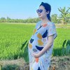 Potret Nella Kharisma Pamer Baby Bump di Sawah, Tampil Nyentrik di Kehamilan 7 Bulan