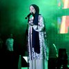 8 Kostum Nyentrik dan Colorful Nissa Sabyan Saat Manggung, Stylish dan Keren dengan Hijab