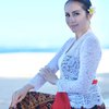 6 Pesona Anggun Momo Geisha Pakai Baju Kebaya Bali yang Terlihat Cantik Banget!
