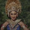 Wonderland Indonesia Jadi Trending, Ini 8 Potret Novia Bachmid Saat Kenakan Busana Adat