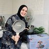 7 Gaya Hijab Nempel Jidat ala Putri Anne Saloka yang Dibilang Mirip Nenek-Nenek oleh Netizen
