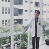 Jarang Terekspos, Ini 10 Potret Iqhbal LIDA Saat Sedang Bertugas Sebagai Dokter!