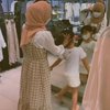 7 Potret Lesti Kejora Saat Momong Anabel, Diajak Shopping Hingga Peluk Sayang!