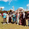 7 Potret Kemesraan Raffi Ahmad dan Nagita Slavina di Masjid Hagia Sophia Turki, Manis Banget