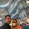 7 Potret Kemesraan Raffi Ahmad dan Nagita Slavina di Masjid Hagia Sophia Turki, Manis Banget
