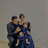 6 Gaya Pemotretan Keluarga Kecil Asmirandah dan Jonas Rivanno, Ekspresi Baby Chloe Lucu Banget