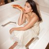 Gaya Pemotretan Raline Shah saat Makan Pizza di Bathtub, Tampak Cantik dengan Gaun Putihnya