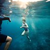 Potret Sandrinna Michelle Berenang di Laut Lepas, Cantik dan Imut Banget!
