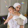 Ini Potret Baby Ukkasya Pakai Baju Kembaran dengan Zaskia Sungkar, Perut Gendutnya Bikin Salfok!