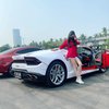 7 Potret Ayu Thalia di Depan Mobil Mewah, Baju Mininya Jadi Sorotan
