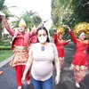 10 Potret Nagita Slavina Angkut Restoran Masakan Padang ke Rumah, Lahap Makan Rendang dan Gulai!