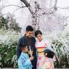 10 Potret Keluarga Kecil Dian Sastro Wardoyo yang Jarang Tersorot, Hangat dan Bahagia