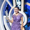 Ini Pesona Sandrinna Michele di Infotainment Awards, Make Up Glam-nya Bikin Meleleh!