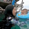 Belum Genap 6 Bulan, Ini Momen Baby Ukkasya Pertama Kali Berenang di Laut Bareng Ikan yang Gemesin!