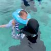 Belum Genap 6 Bulan, Ini Momen Baby Ukkasya Pertama Kali Berenang di Laut Bareng Ikan yang Gemesin!