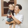 9 Potret Zikri Daulay saat Momong Baby Zayn Sang Buah Hati, Papa Idaman Banget!