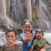 Potret Rachel Vennya dan Keluarga Main ke Air Terjun di Sumba, Sandal Mewahnya Bikin Salfok!