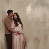 7 Potret Maternity Shoot Margin Wieheerm dan Ali Syakieb, Pakai Sayap Kayak Bidadari