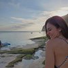 7 Pesona Wulan Guritno Main ke Pantai, Tengkurap Manja di Atas Pasir - Pamer Pemandangan Eksotis