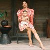 8 Potret Jennifer Bachdim Tampil Elegan di Pemotretan Terbaru, Ajak Baby Kiyoji Pose Bareng